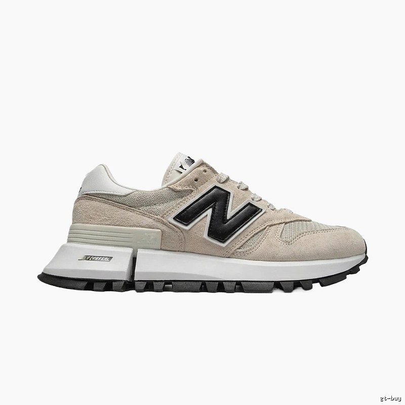 New Balance retro-style off-white sneakers
