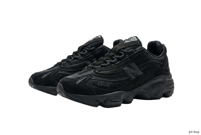 Retro-style black shoes of New Balance