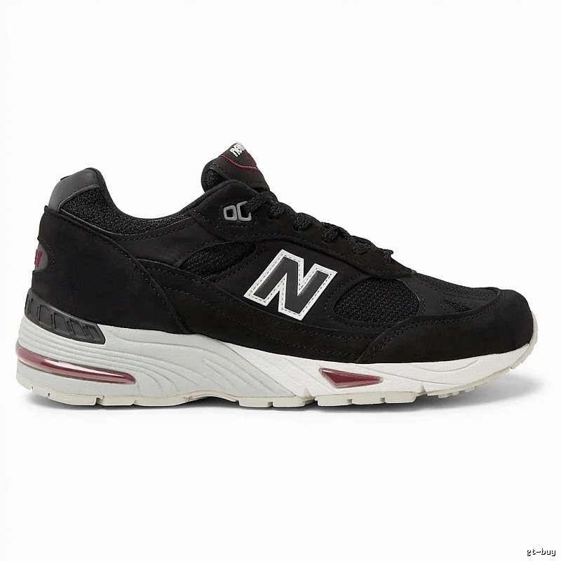 Retro-style black shoes of New Balance