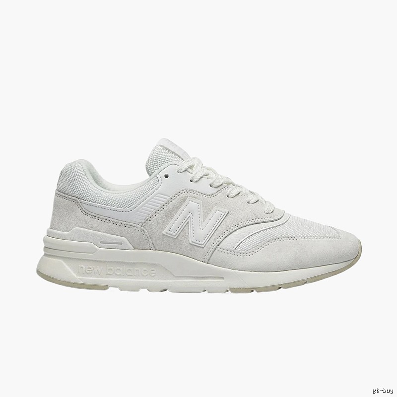 Retro-style white shoes of New Balance